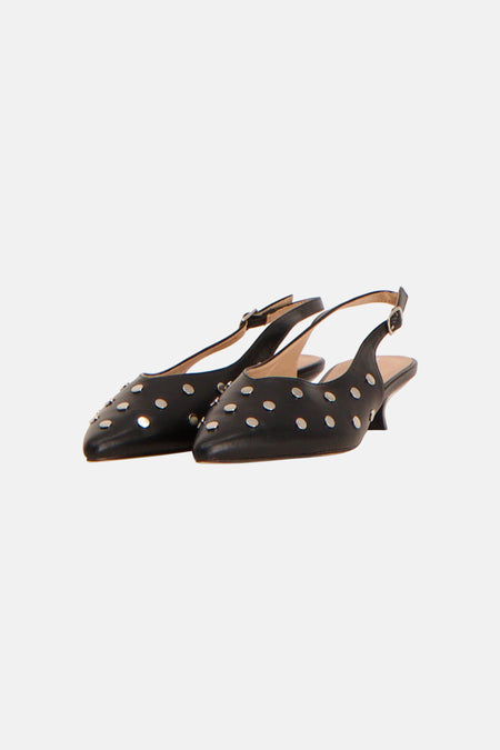 Escarpins noirs Astrid Black Label, vus de dos, avec un petit talon et des détails décoratifs.