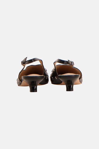 Zwarte pumps van Astrid Black Label, gezien van achteren, met kleine hak en versierde details.
