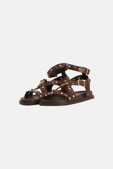 Sandales marron Astrid Black Label avec brides, détails dorés et clous.