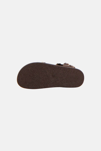 Sandales marron Astrid Black Label, avec une semelle marron foncé et des brides réglables.