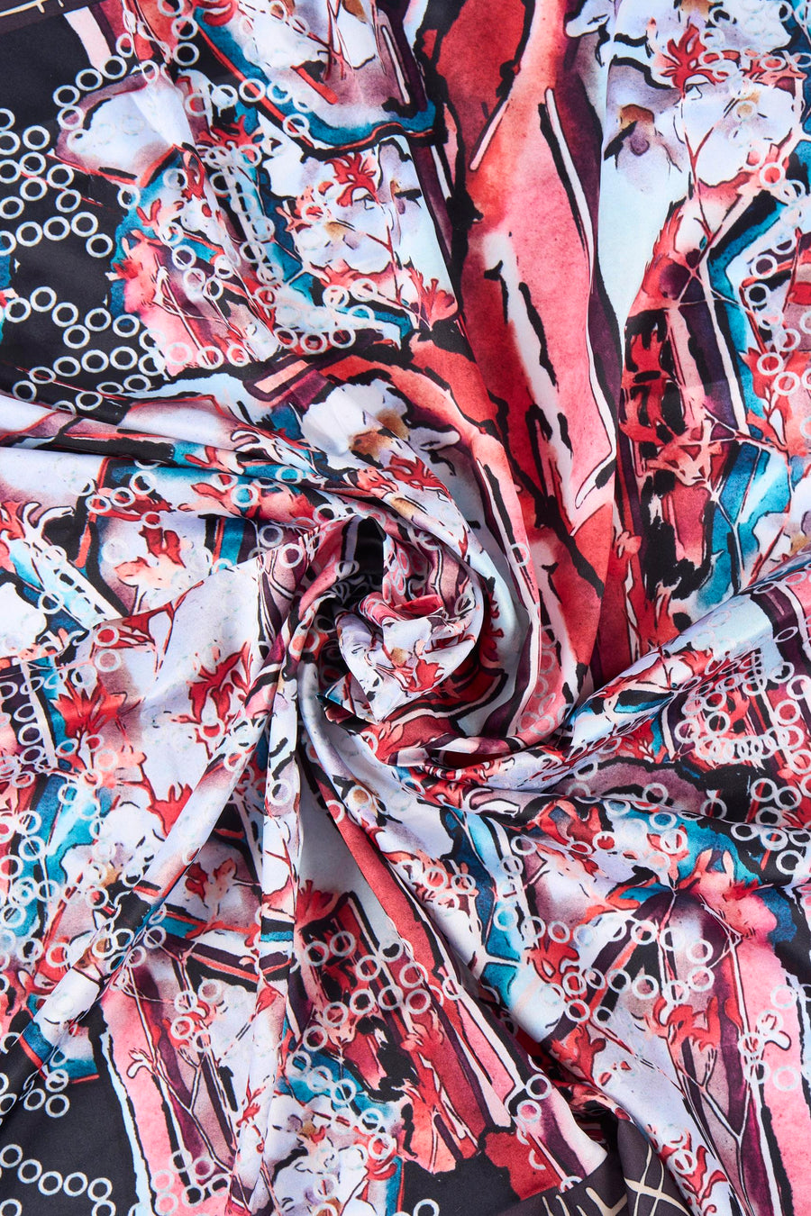 Chapeau d'été multicolore Astridid Black, avec une texture tissée et un motif floral abstrait en rouge, blanc et bleu.