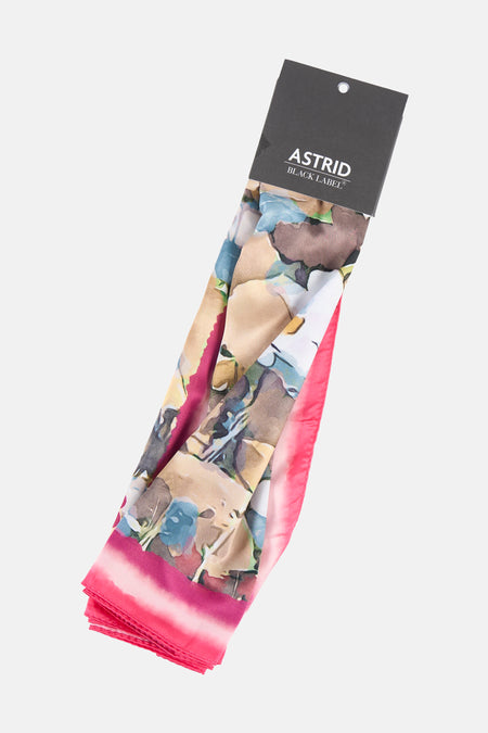 Multikleurige zomersjaal van Astrid Black Label, met een abstract bloemenpatroon en roze rand.
