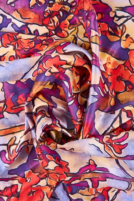 Chapeau d'été multicolore Astrid Black Label, avec un motif abstrait de fleurs et une texture tordue.