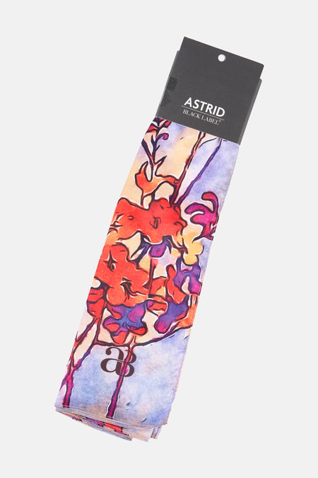 Multicolor zomersjaal van Astrid Black Label met abstract bloemmotief in rood, paars en gele tinten.