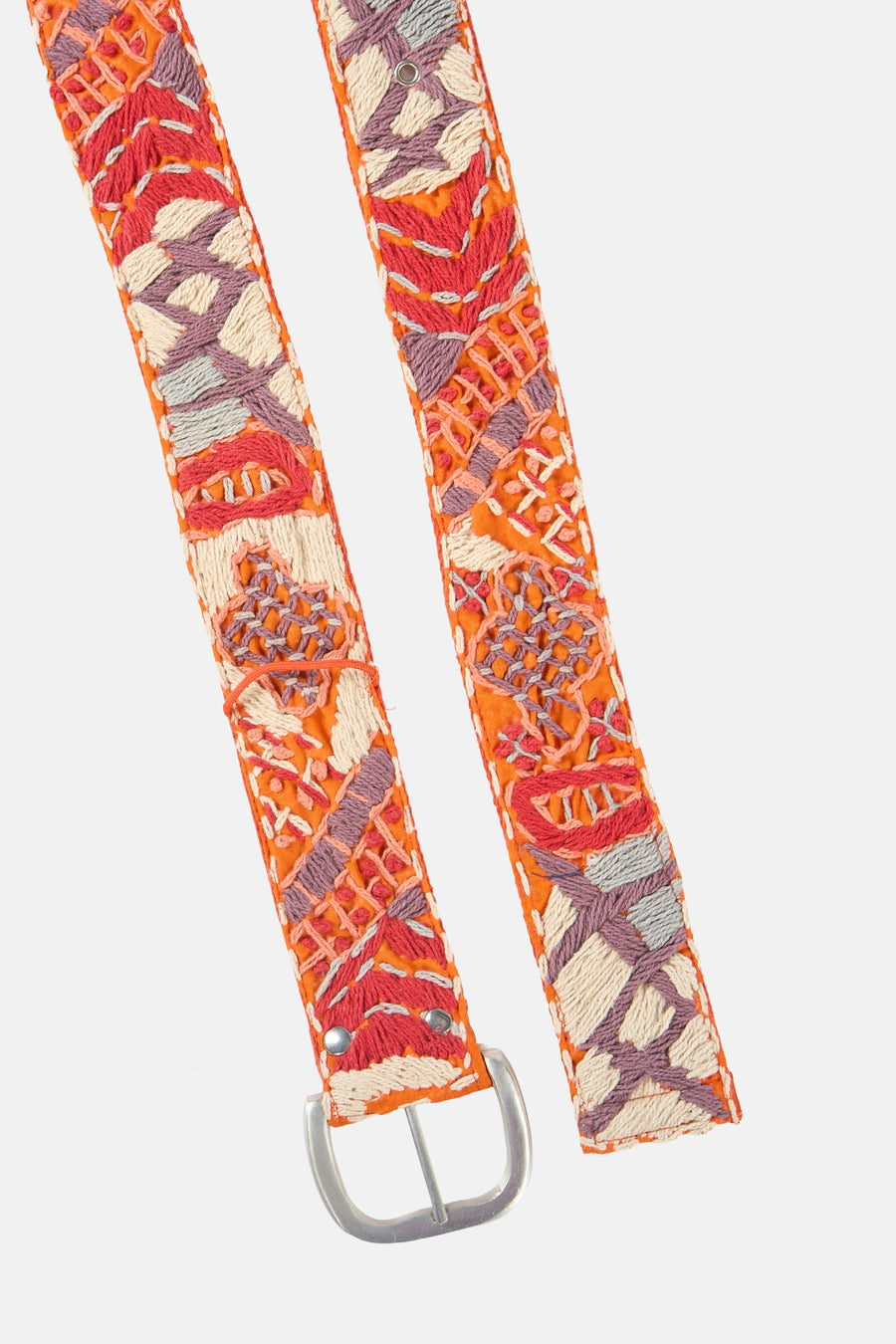 Multicolore riem van Astrid Black Label, met geborduurde patronen en een zilverkleurige gesp.
