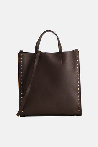 Sac à main marron Astrid Black Label avec texture grainée et clous dorés le long des côtés.