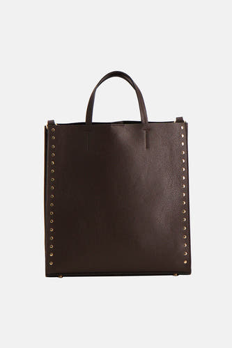Bruine handtas van Astrid Black Label met korreltextuur en goudkleurige studs langs de zijkanten.
