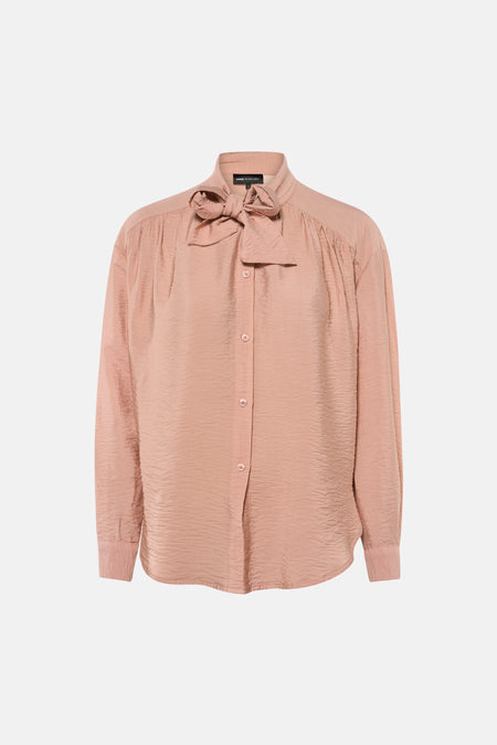 Chemisier rose à manches longues d'Astrid Black Label, avec col à nœud, texture froissée et fermeture boutonnée sur le devant.