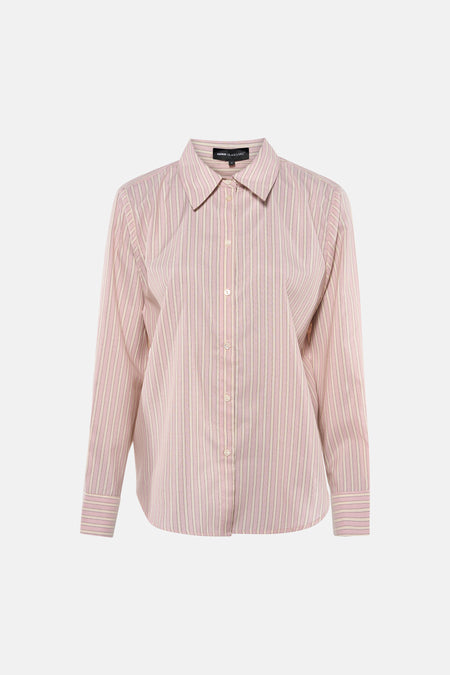 Chemise rose à manches longues d'Astrid Black Label, avec des rayures blanches et grises, une fermeture boutonnée et un col.