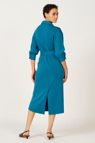 Tunique bleue à longues manches d'Astrid Black Label, avec ceinture et fendu à l'arrière.