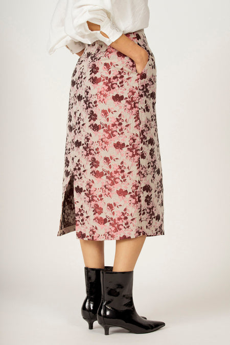 Bloemenrok met split en lakleren laarzen.
