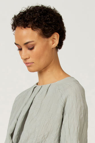 T-shirt bleu à manches longues d'Astrid Black Label, avec des détails pliés et une subtile texture.