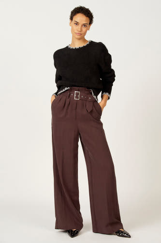 Pull noir avec col rond d'Astrid Black Label, doté de bordures décoratives et associé à un pantalon brun large.