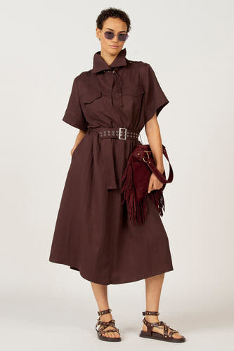 Robe brune à manches courtes d'Astrid Black Label, avec une ceinture et un col haut, vue de derrière.