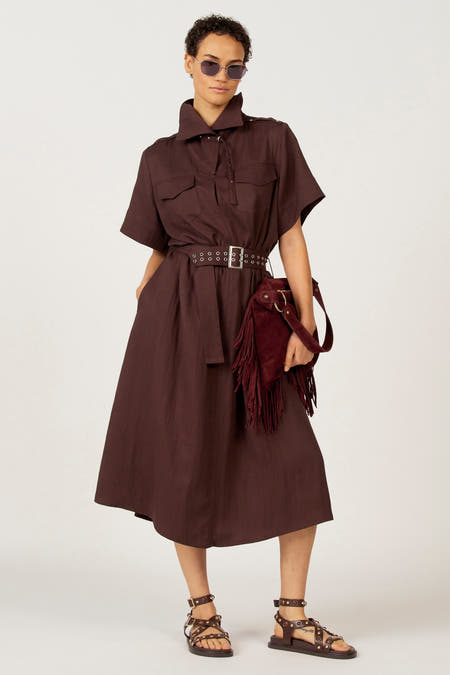 Robe brune à manches courtes d'Astrid Black Label, avec une ceinture et un col haut, vue de derrière.