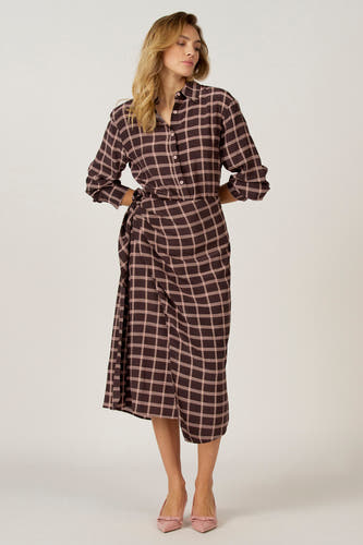 Robe brune à longues manches d'Astrid Black Label, avec un motif rayé, portée avec des chaussures roses à lacets.