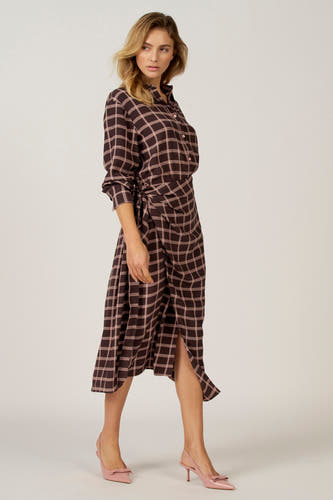 Robe brune à longues manches d'Astrid Black Label, avec un motif de carreaux roses, une encolure et des détails de cordon.