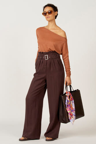 Maillot orange d'Astrid Black Label, avec longues manches, encolure dégagée et texture brillante.