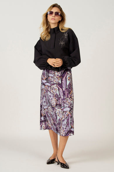 Pull noir Astrid Black Label, à manches longues, col montant et accents décoratifs.