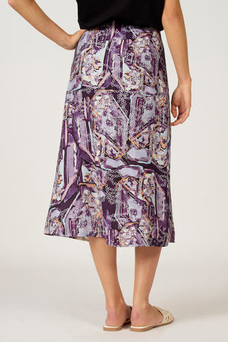 Jupe multicolore Astrid Black Label avec un motif abstrait et détails visibles des sandales.