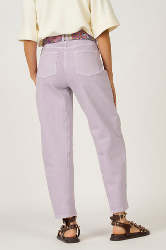 Paarse jeans, riem, sandalen.