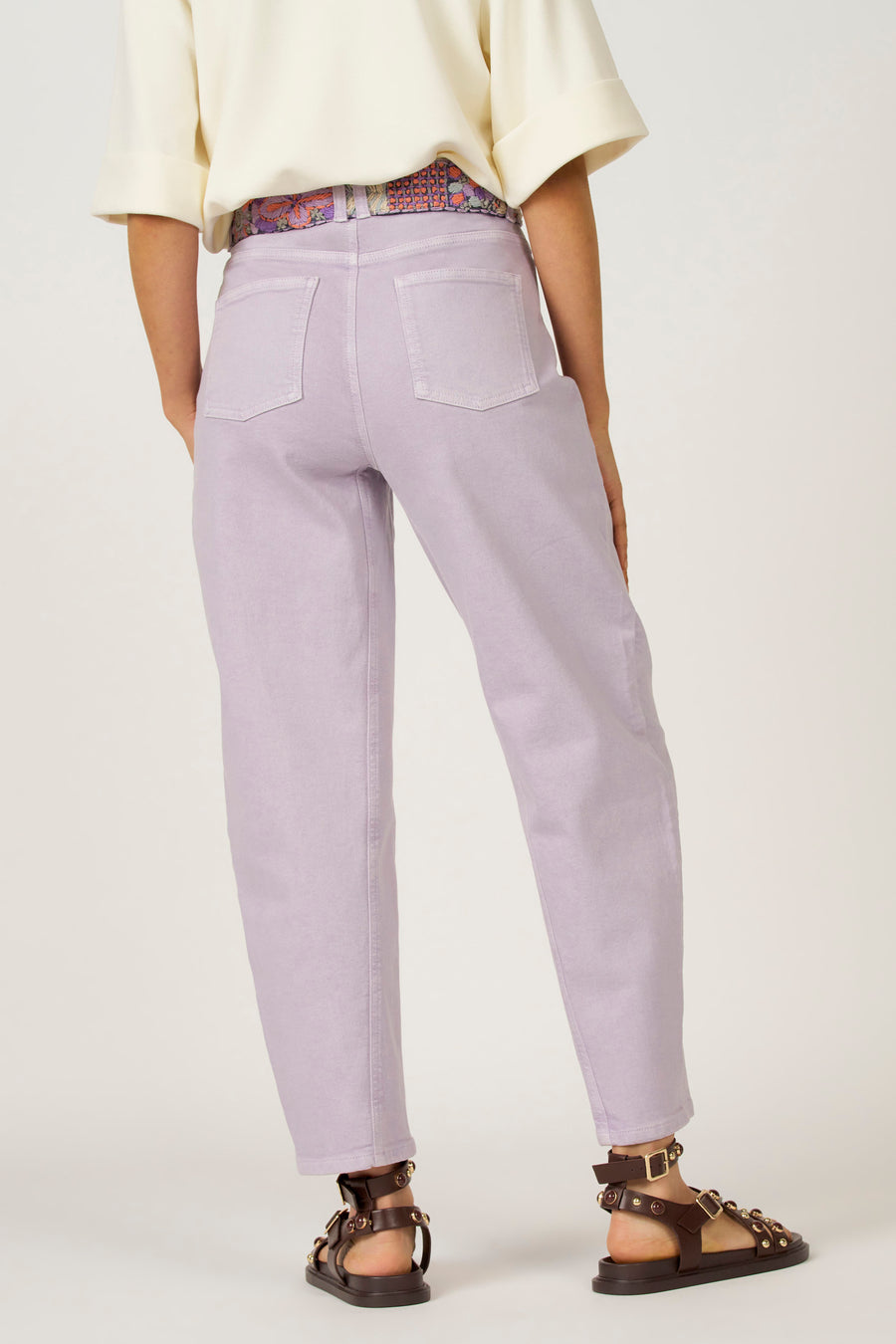 Paarse jeans, riem, sandalen.