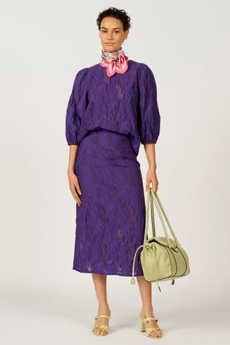 Jupe midi violette Astrid Black Label, avec un imprimé floral subtil et une texture lisse.
