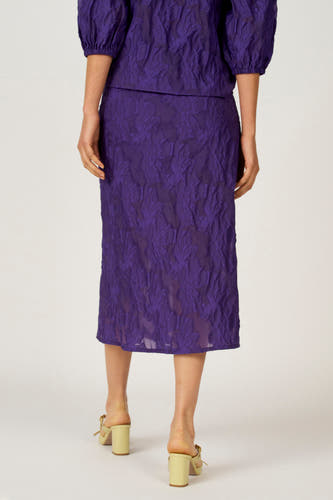 Jupe longue violette d'Astrid Black Label, avec un motif floral texturé et assortie d'un haut assorti.