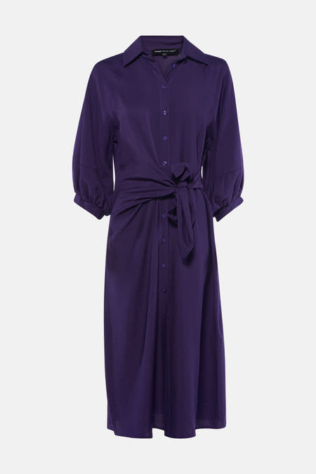 Robe courte violette Astrid Black Label, avec fermeture boutonnée et ceinture à nouer.