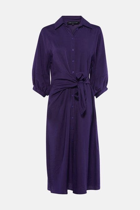 Robe courte violette Astrid Black Label, avec fermeture boutonnée et ceinture à nouer.