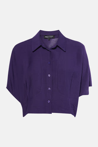 Chemisier violet à manches courtes d'Astrid Black Label, avec fermeture à boutons et une texture subtile.