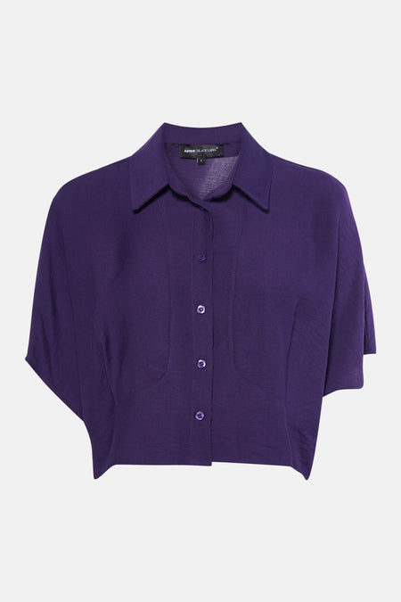 Chemisier violet à manches courtes d'Astrid Black Label, avec fermeture à boutons et une texture subtile.