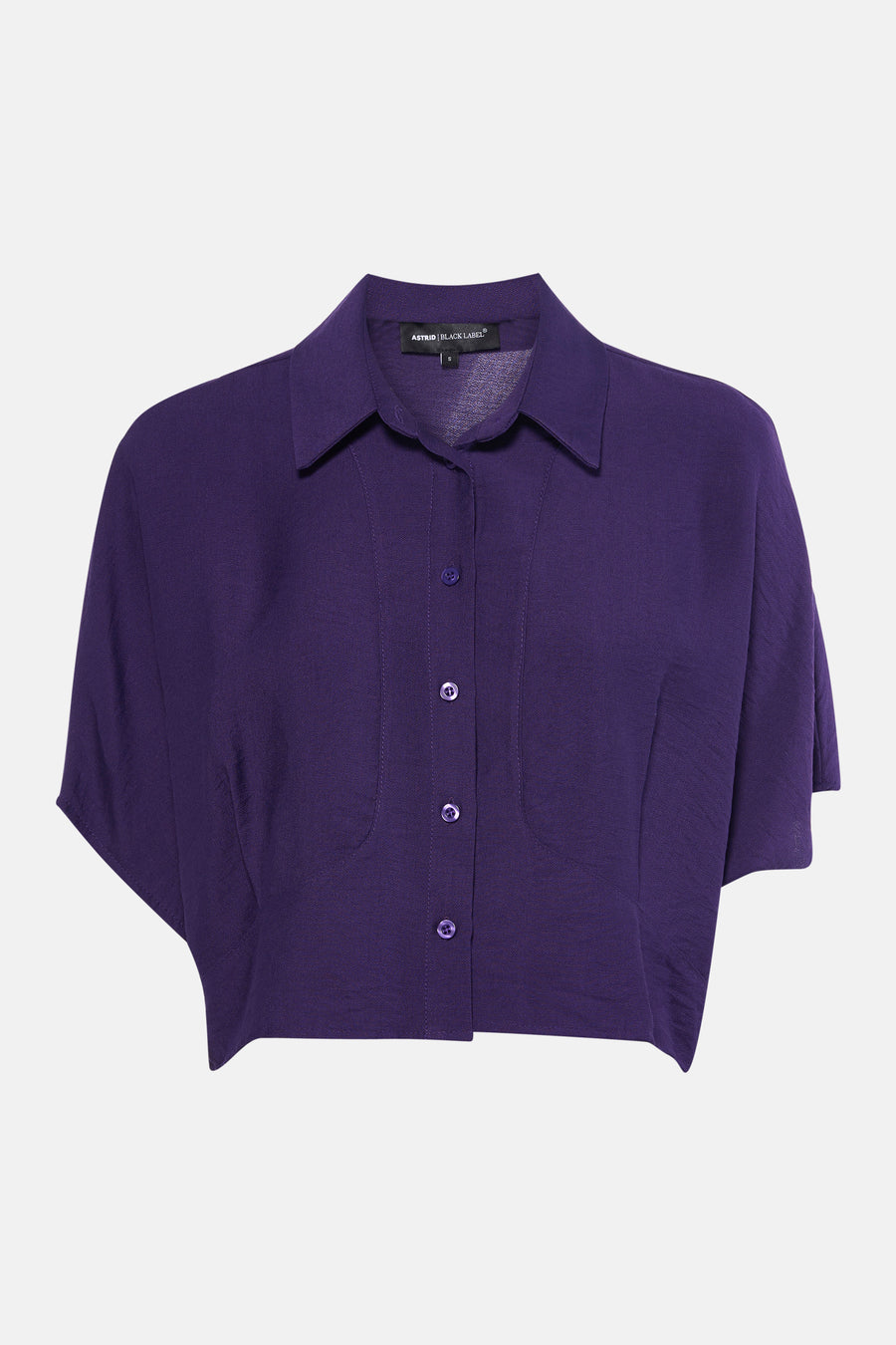Chemisier violet à manches courtes d'Astrid Black Label, avec fermeture à boutons et une texture subtile.