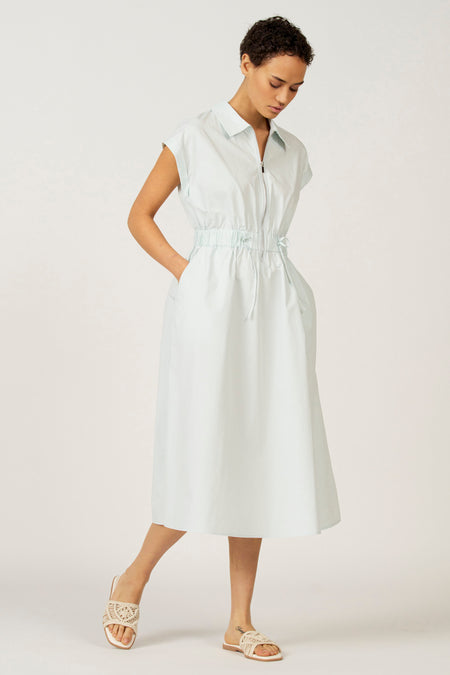 Chemise à manches courtes bleue Astridid Black Label,, une fer fer et des poche portée avec des sandales beige.