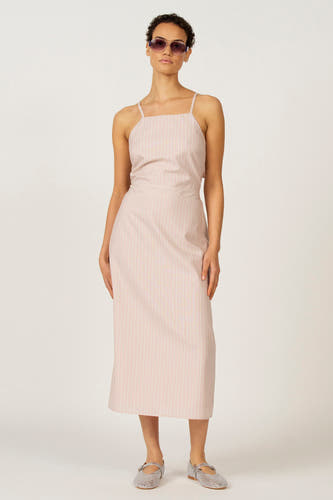 Robe rose sans manches d'Astrid Black Label, avec un motif rayé et un dos ouvert avec détail de nœud.