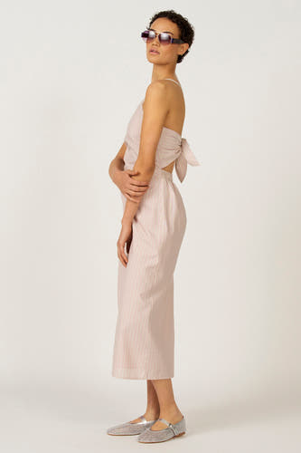 Robe rose sans manches d'Astrid Black Label, avec un motif rayé et un détail de bouton dans le dos, vue de profil.