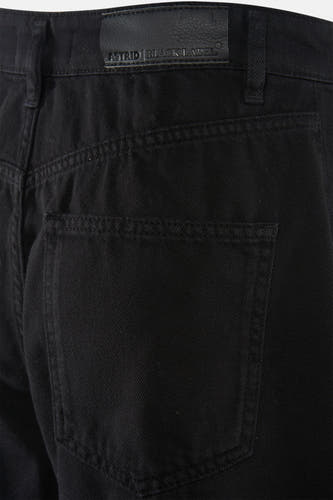 Bermuda noire Astrid Black Label, avec une poche arrière et une étiquette en cuir sur la ceinture.