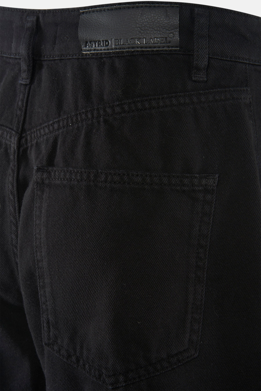 Bermuda noire Astrid Black Label, avec une poche arrière et une étiquette en cuir sur la ceinture.