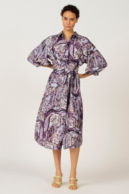 Multikleurige kleedje met korte mouwen van Astrid Black Label, met een abstracte, paarse print en een bijpassende ceintuur.
