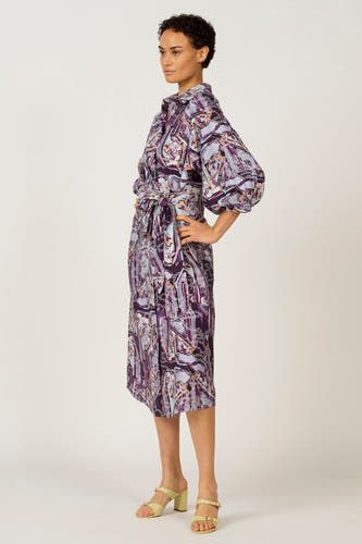 Robe multicolore à manches courtes d'Astrid Black Label, avec un motif cachemire, une ceinture et des talons jaunes.