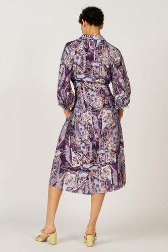 Multikleurige jurk met korte mouwen van Astrid Black Label, met een opvallend geometrisch patroon, tot op de kuit.
