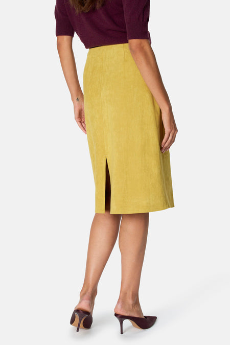Vue arrière d’une jupe 3/4 jaune Astrid Black Label portée avec une fente au dos.