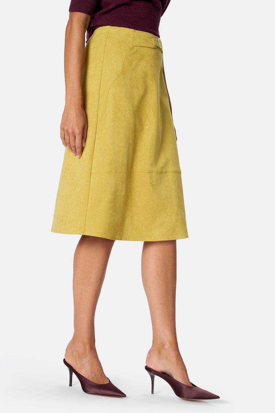 Jupe jaune longueur 3/4 Astrid Black Label portée avec une boucle à la taille
