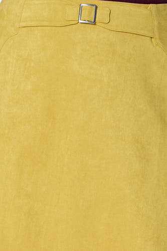 Gros plan sur une jupe jaune Astrid Black Label avec une boucle carrée argentée à la taille.