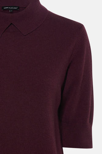 Paarse korte mouwen polo van Astrid Black Label, fijn gebreid met klassieke kraag, close-up voorzijde
