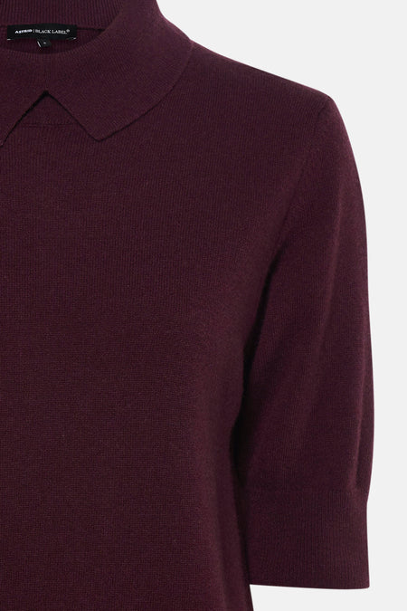 Paarse korte mouwen polo van Astrid Black Label, fijn gebreid met klassieke kraag, close-up voorzijde