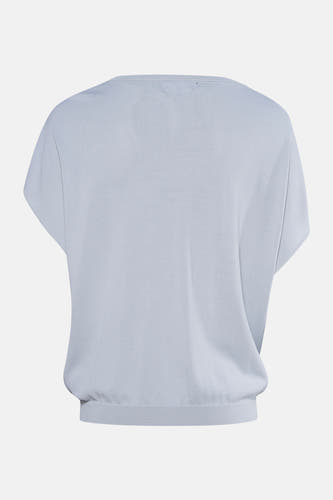 T-shirt vert de Astrid Black h avec,colcol ronde visible visible visible le dos, avec des manches courtes et un col en côtes.