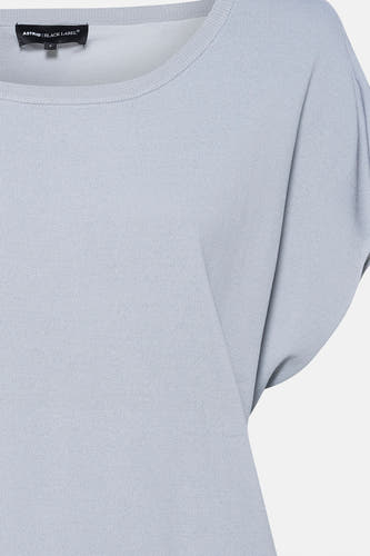 T-shirt bleu clair avec col rond d'Astrid Black Label, fine structure de épaules et manches courtes.