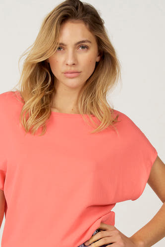 Pull-over noir avec col rond d'Astrid Black Label, porté par un modèle aux cheveux blonds.