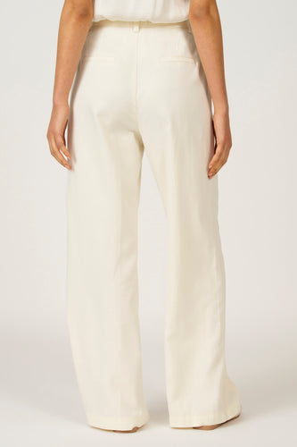 Witte, wijde pantalon, achteraanzicht.